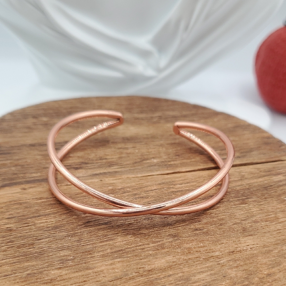 Gold Tone Luxe Criss Cross Bracelet Cuff Elegant Feminine Classy B3003